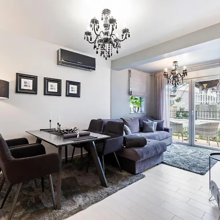 Modern In With Garden
