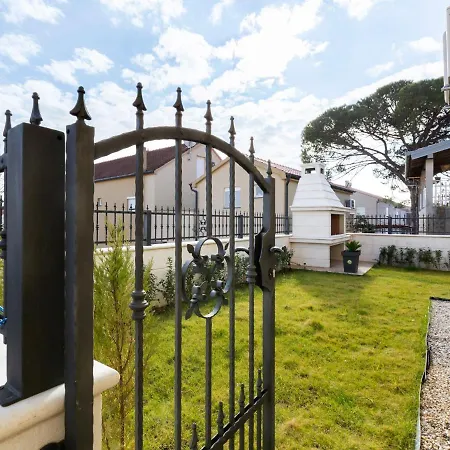 Modern In With Garden *